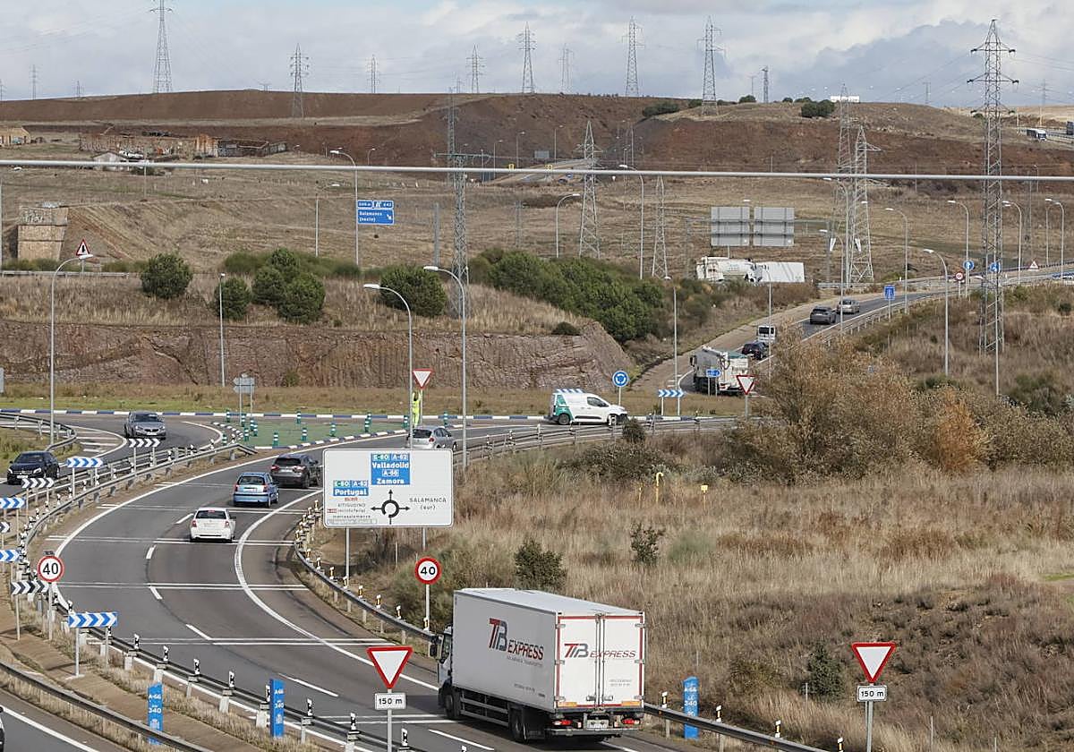Un camión de reparto exprés en la rotonda en la circunvalación.