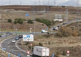 Un camión de reparto exprés en la rotonda en la circunvalación.