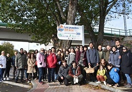 Integrantes del Colectivo Bellotero junto a vecinos de Santa Marta en el inicio de la ruta guiada