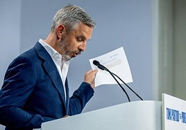 El ministro de Transportes y Movilidad Sostenible, Óscar Puente, y el director de Europa Press, Javier García Vila, durante un desayuno informativo de Europa Press, en el Hyatt Regency Hesperia Madrid, a 17 de noviembre de 2025.