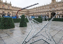 Montaje del gran árbol en la Plaza Mayor.