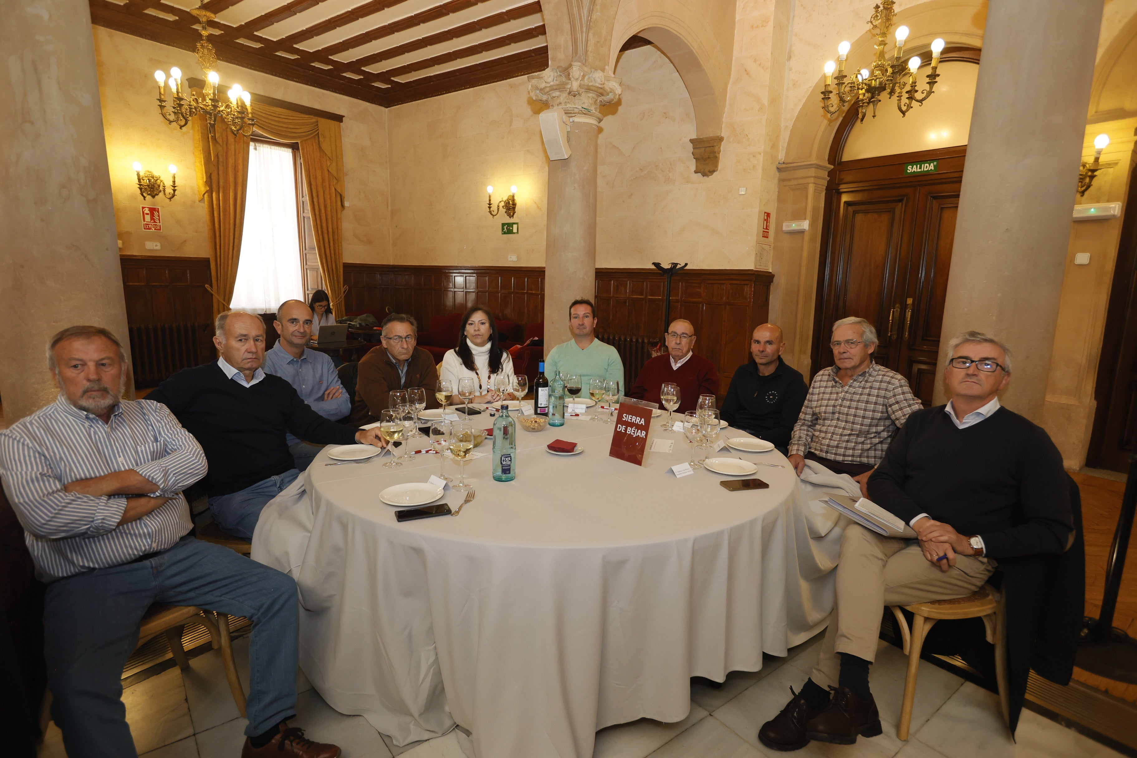 Teodoro López (Regantes Armuña fase 2), Manuel Aires (Regantes Villagonzalo), José Javier Curto, Manuel de Dios (Regantes Babilafuente), Mar González (LA GACETA), Emilio Barbero y Jesús Barbero (Regantes Villoria), Javier Arnés (Regantes Campo Ledesma), Alipio Tapia (Alcalde de San Pelayo de Guareña) y Antonio Luis Álvarez (Asfosa).