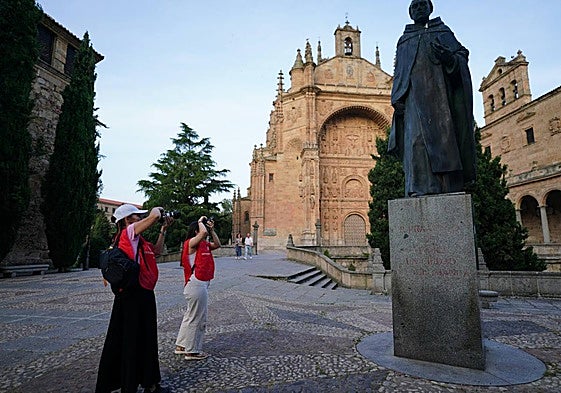 La escultura de Francisco Vitoria.