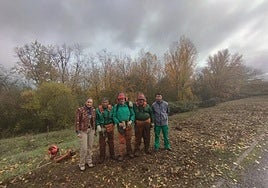 La concejala de Medio Ambiente, Marta Labrador, junto a la cuadrilla de operarios.