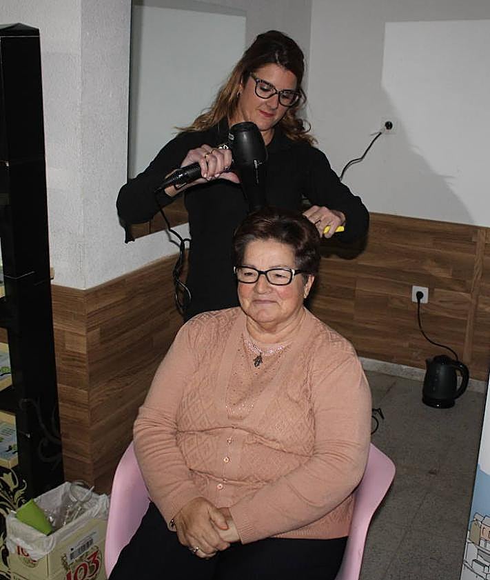 Imagen secundaria 2 - Gema prepara a una clienta de Valdefuentes.