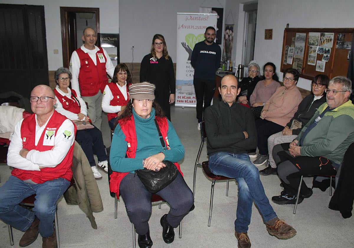 Gema, de pie, flanqueada por Elías Fraile y Jonathan Andrino.