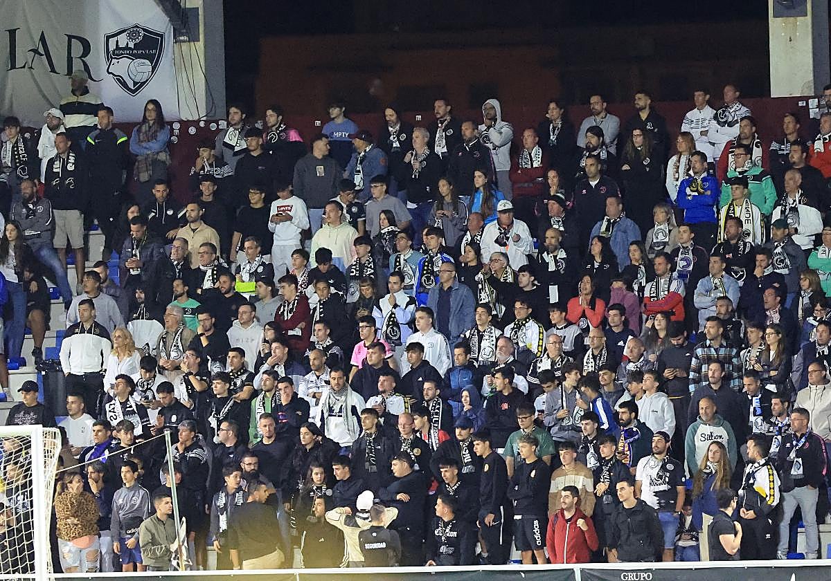 Aficionados de Unionistas, llenando por completo el Fondo Oeste durante un partido de esta Liga.