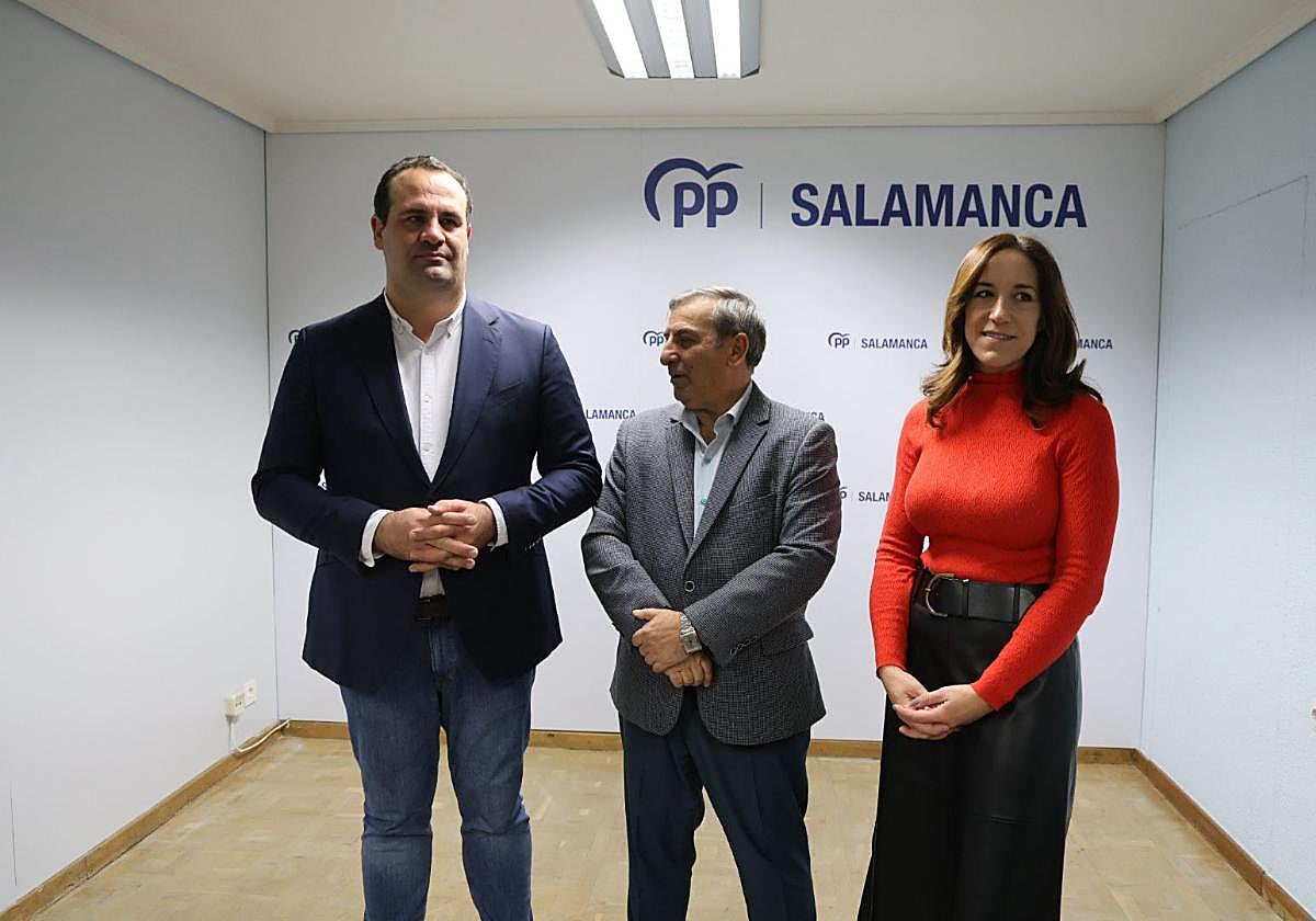 El secretario general del PP, David Mingo; el consejero de Movilidad y Transformación Digital de la Junta de Castilla y León, José Luis Sanz y la vicesecretaria de Organización, Pilar Sánchez en la sede del PP.