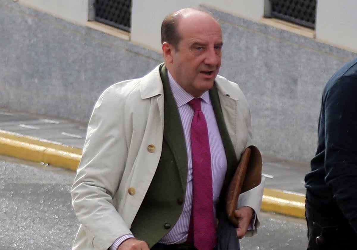 Joaquín Moeckel, abogado de Cayetano Rivera, a su llegada al juicio tras el accidente.