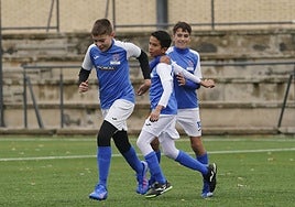 Los jugadores del San Agustín celebran uno de los tantos contra el Jai Alai en la cita liguera en el Rosa Colorado.