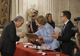 Luis Alberto de Cuenca, recibiendo el Premio Reina Sofía de Poesía Iberoamericana.