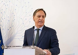 El alcalde de Salamanca, Carlos García Carbayo, hablando en la firma del protocolo.