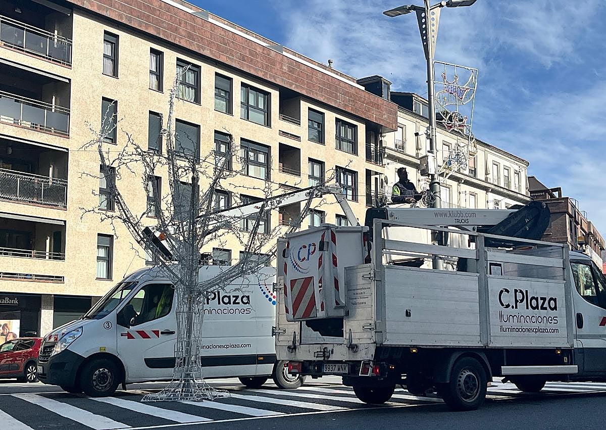 Imagen secundaria 1 - Béjar luce ya los primeros adornos de Navidad con la vista puesta en el 5 de diciembre para su encendido