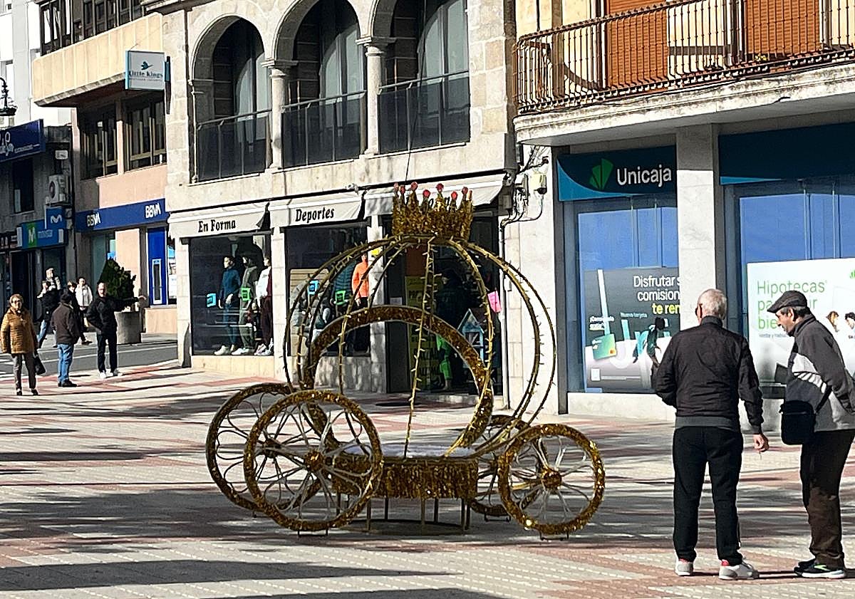 Imagen principal - Béjar luce ya los primeros adornos de Navidad con la vista puesta en el 5 de diciembre para su encendido