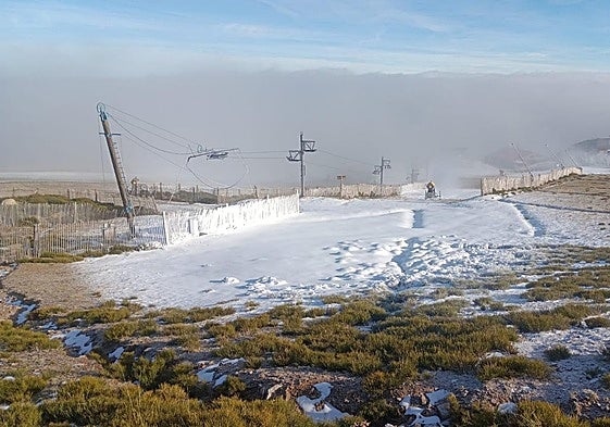 Imagen de la producción de nieve en la zona de Debutantes de la estación de esquí bejarana.
