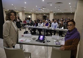Ascensión Iglesias y María Victoria Moreno al inicio de la charla.