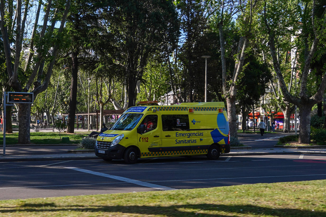 Una ambulancia, circulando por la capital.