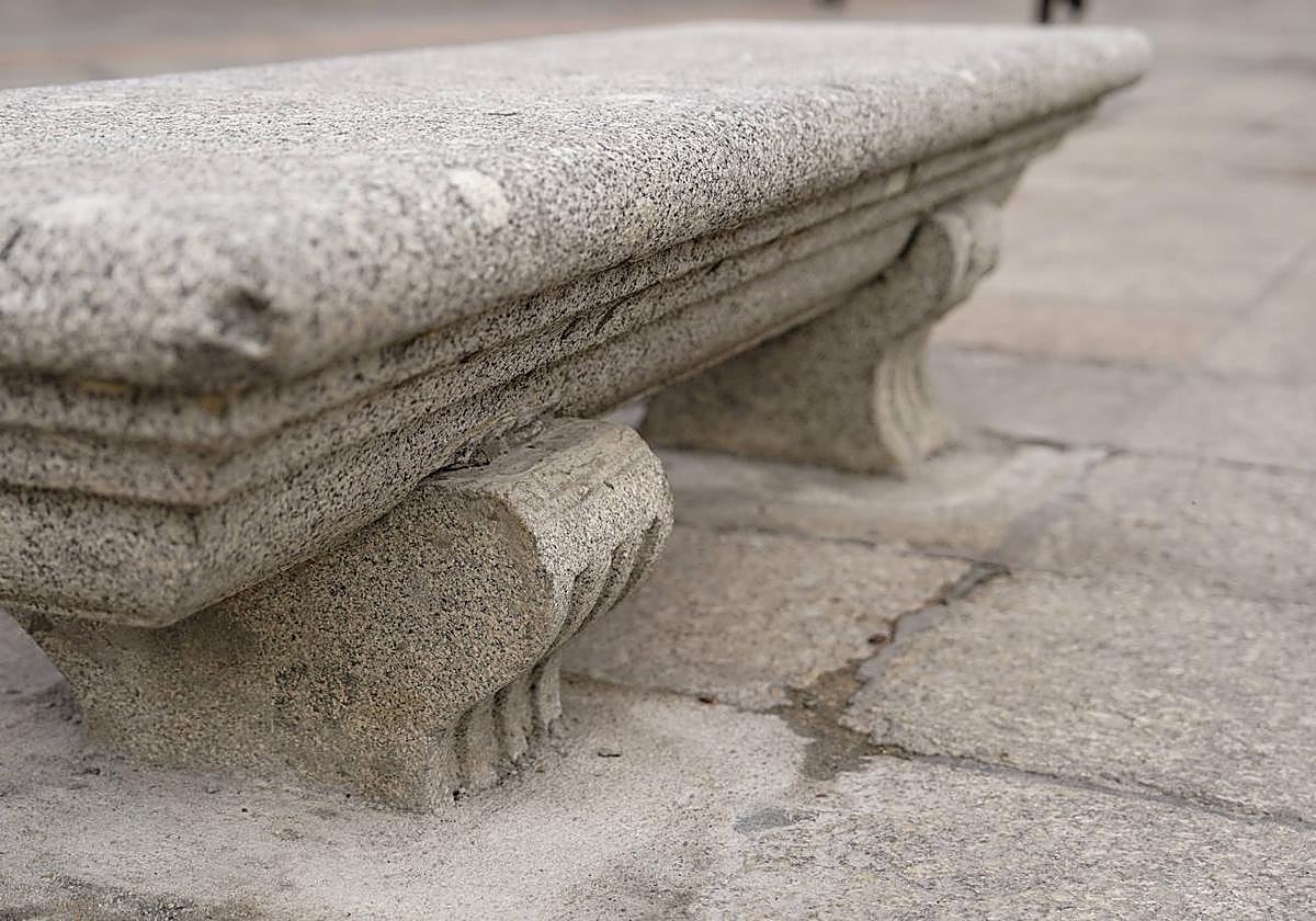 Un banco cojo en plena Plaza Mayor