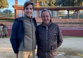 El novillero Julio Norte, junto al maestro Capea.
