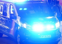 Un furgón de la Policía Nacional, circulando por la capital.