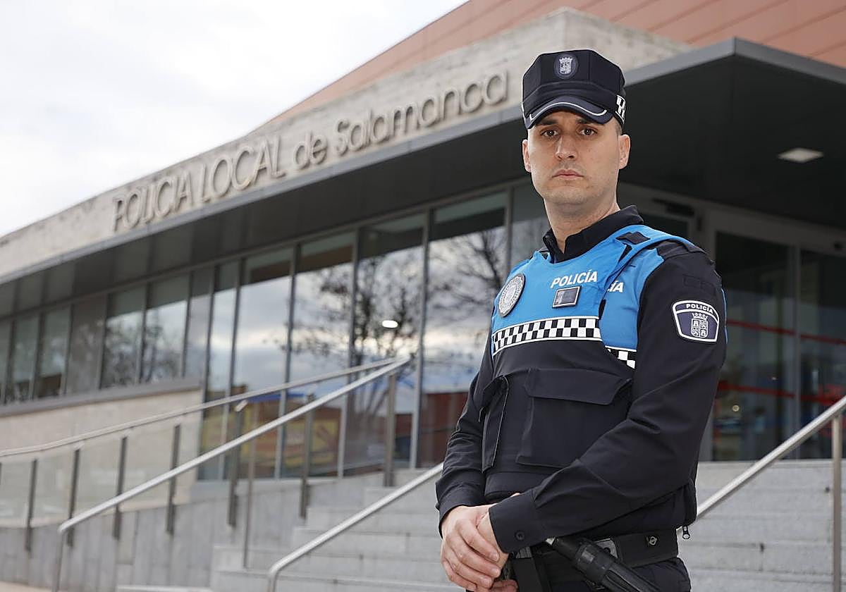 Roberto Fiz, agente de la Policía Local de Salamanca, junto a la Comisaría.