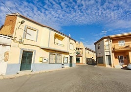 Una vecina camina por una calle de Villoruela.