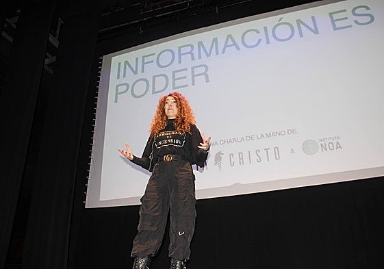 Sofía Cristo se dirige a los estudiantes desde su charla en el Teatro Nuevo.