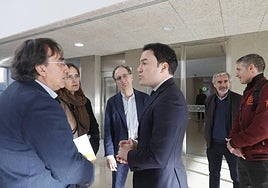 El concejal de Promoción Económica, Pedro Martínez (en el centro), charla con representantes de entidades financieras e inversores.