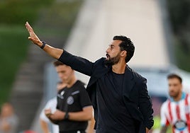 Arbeloa, dando indicaciones a los jugadores del Real Madrid Castilla, durante el choque contra el Lugo.