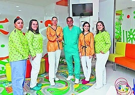 El equipo de profesionales de Cuidado Odontológico Infantil, liderado por la doctora Pilar Moreno (tercera por la izda.)