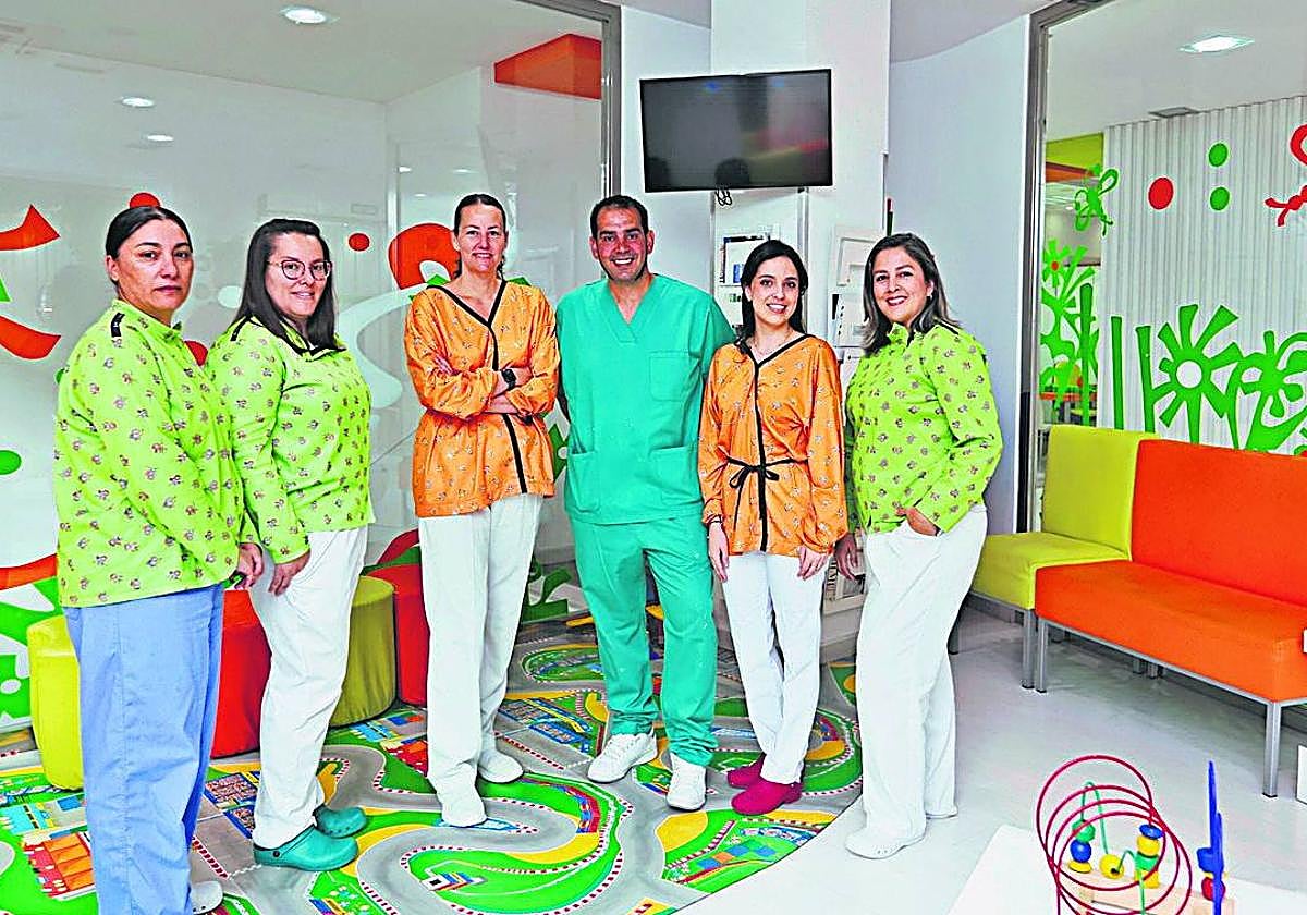 El equipo de profesionales de Cuidado Odontológico Infantil, liderado por la doctora Pilar Moreno (tercera por la izda.)