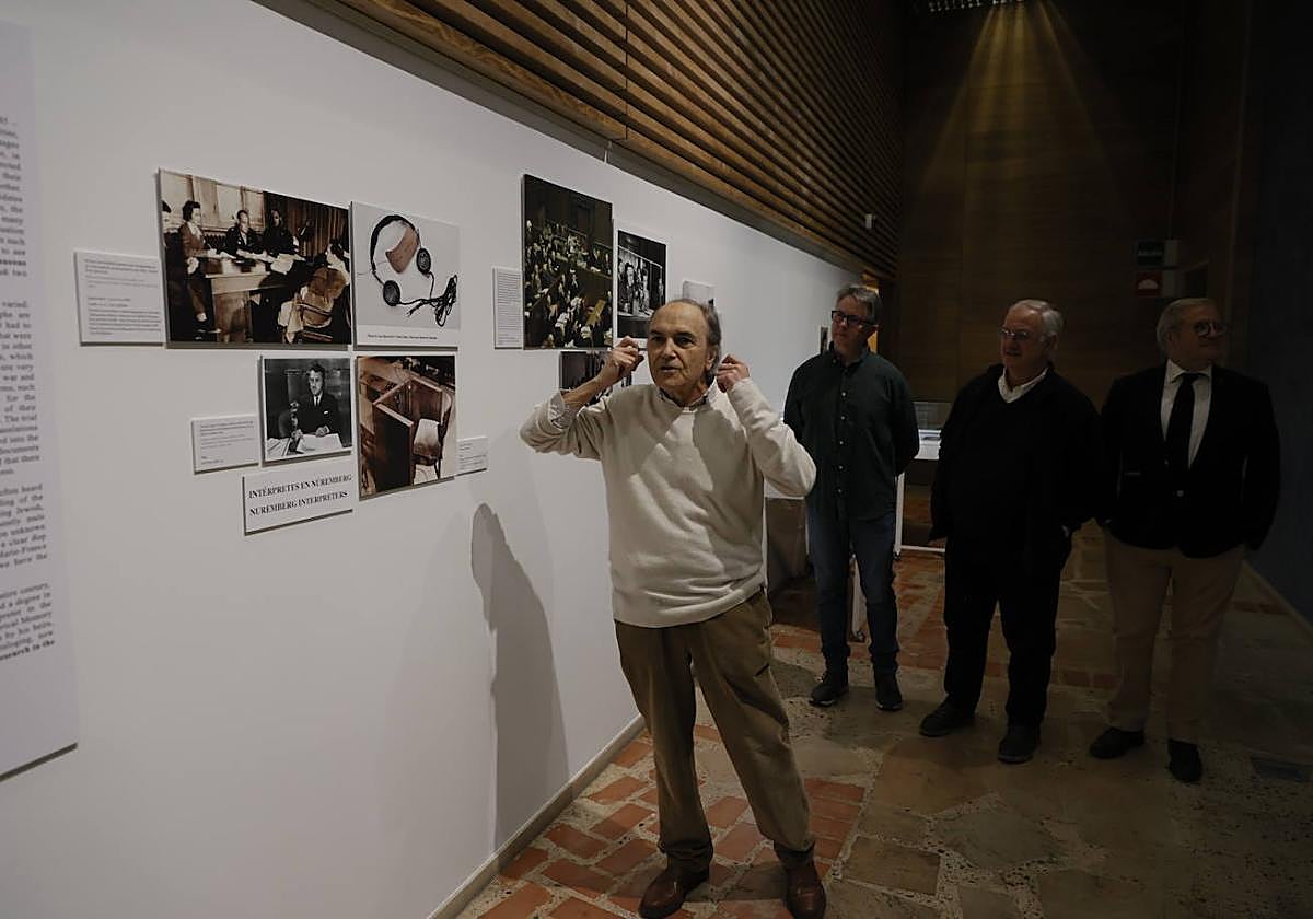 Jesús Baigorri presenta la exposición ante la atenta mirada de Axo Fernández, Severiano Hernández y Juan Carlos Moreno.