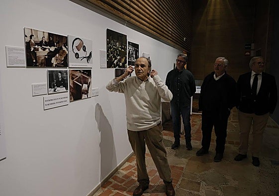 Jesús Baigorri presenta la exposición ante la atenta mirada de Axo Fernández, Severiano Hernández y Juan Carlos Moreno.