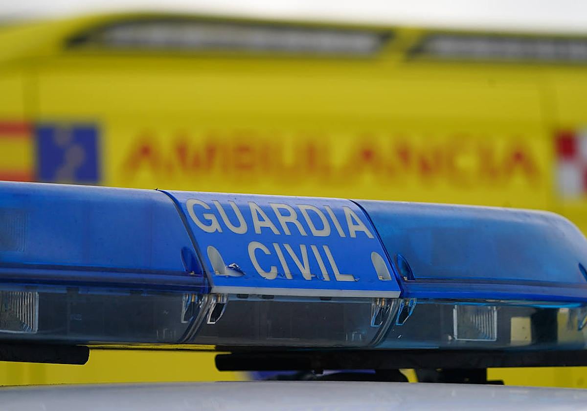 Una mujer herida tras la colisión entre un camión y un coche en la rotonda de la SA-20