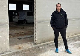 Alberto Pérez, junto a la granja para 1.200 cerdos que está construyendo en Gomecello.