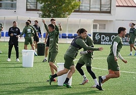Los jugadores de Unionistas celebran su triunfo en uno de los juegos que llevaron a cabo durante una sesión de entrenamiento en el anexo.