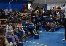 Formación en el pabellón Dori Ruano para participar en el pasacalles de la batucada con los cubos de plástico.