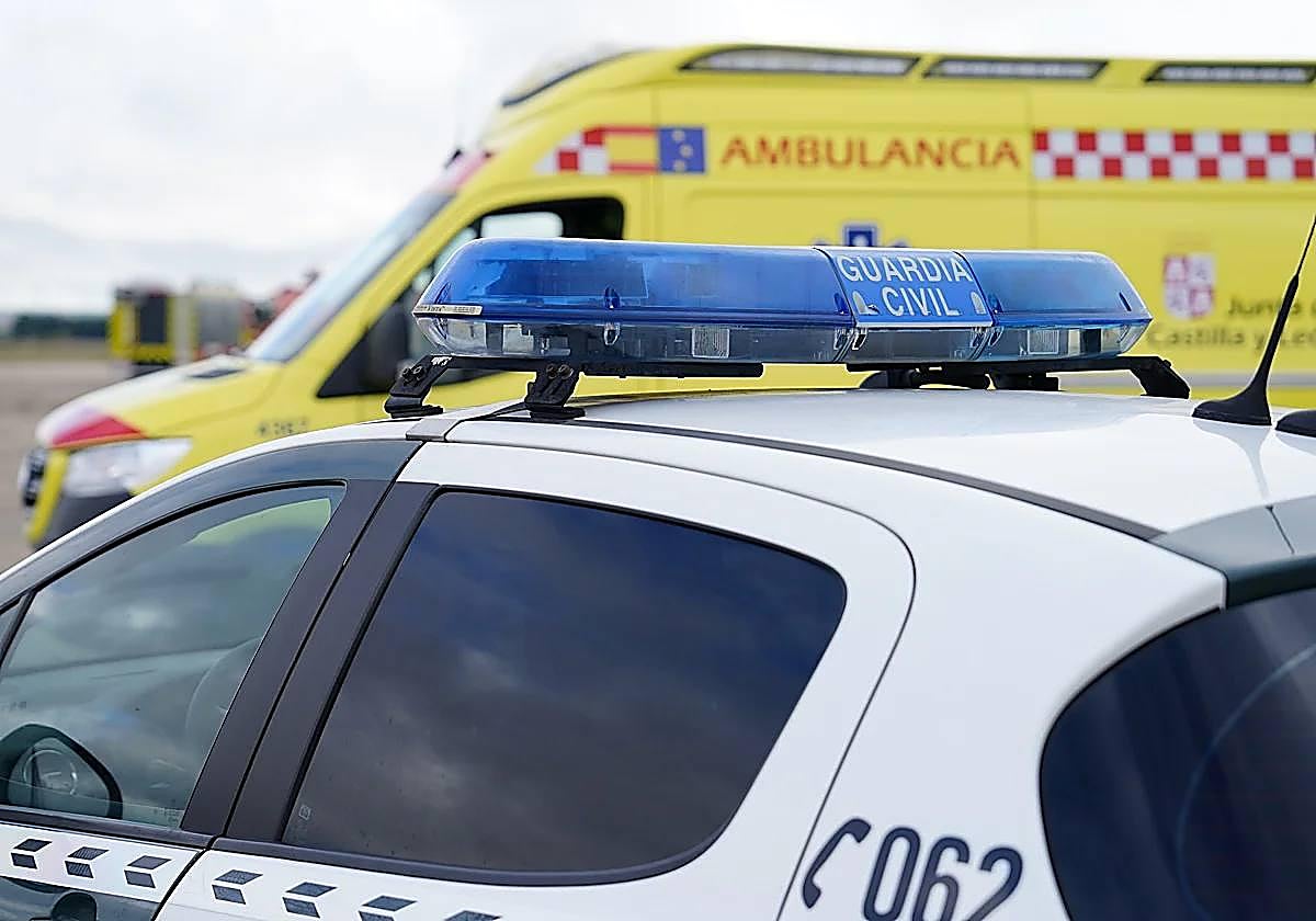 Guardia Civil y ambulancia del Sacyl.