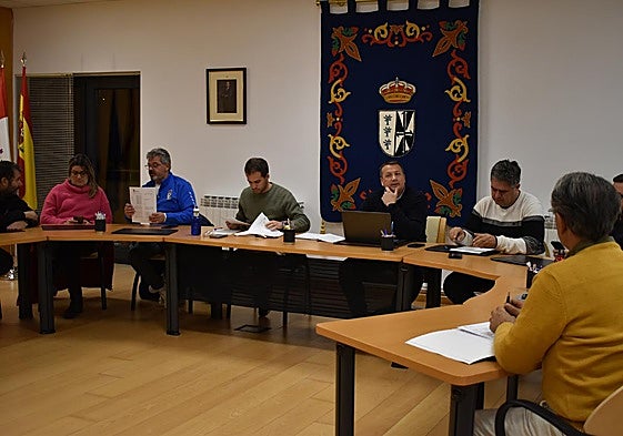 Sesión plenaria extraordinaria en el Ayuntamiento de Doñinos de Salamanca.