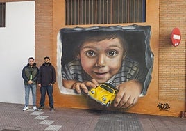El edil de Juventud de Santa Marta, Norberto Flores, con el artista José Merino 'Nego', junto al nuevo mural.