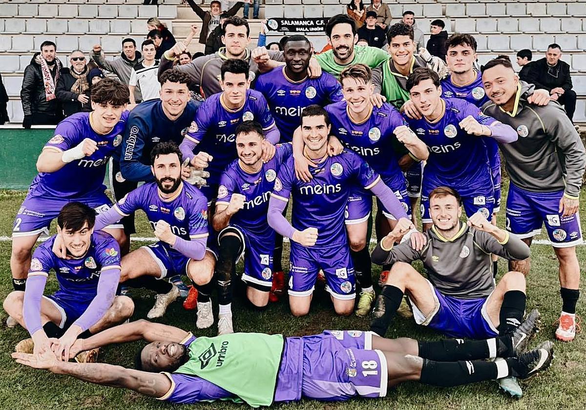 La plantilla de la pasada campaña del Salamanca UDS celebra la victoria en casa del filial del Racing.