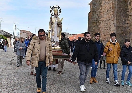 Los vecinos de Aldeanueva de Figueroa, en procesión, con la imagen de San Clemente.