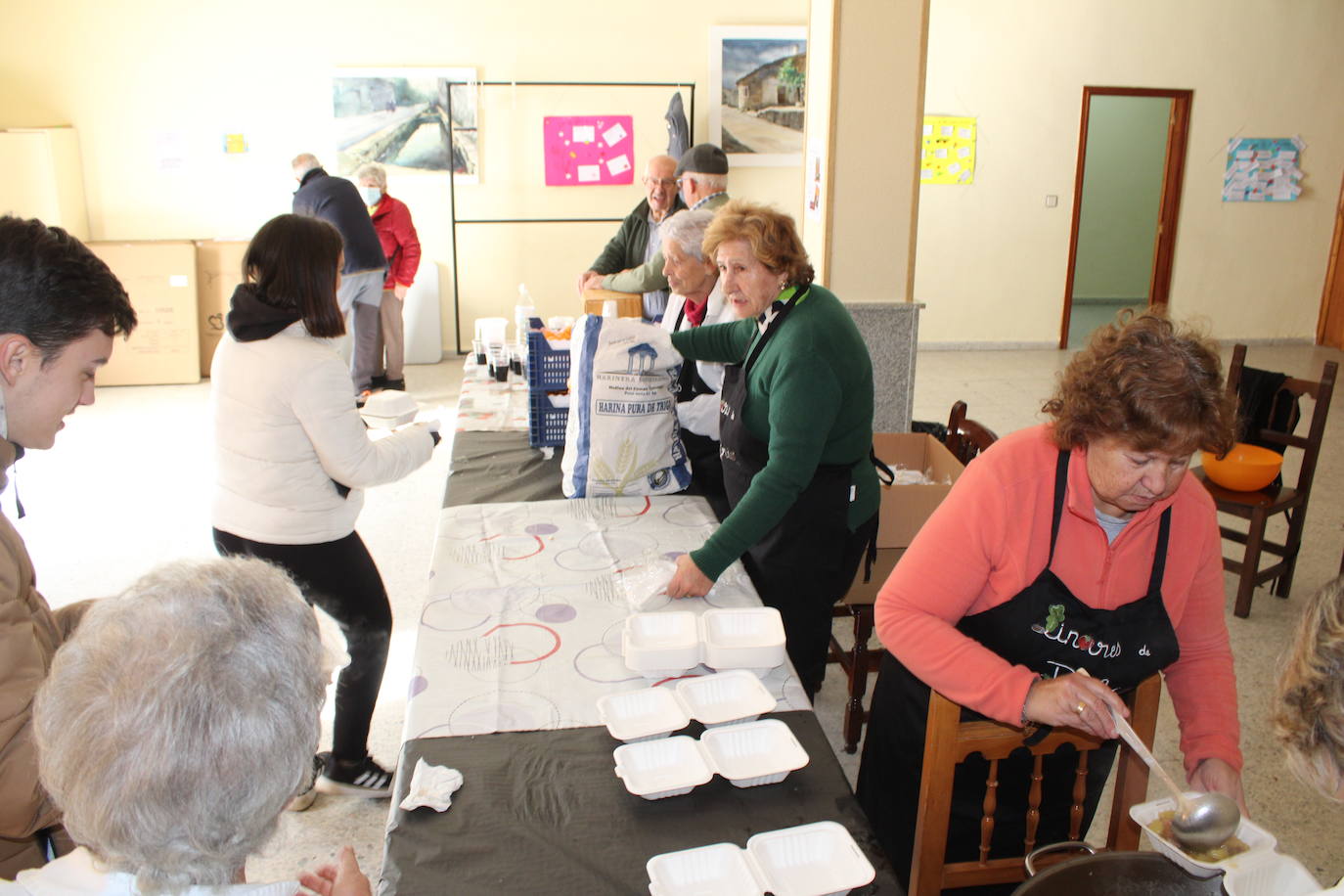 Linares de Riofrío disfruta de su jornada micológica pese al mal año de setas