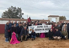 Miembros del Club Taurino de Bilbao, con el concejal Luis Sánchez en el Ayuntamiento.