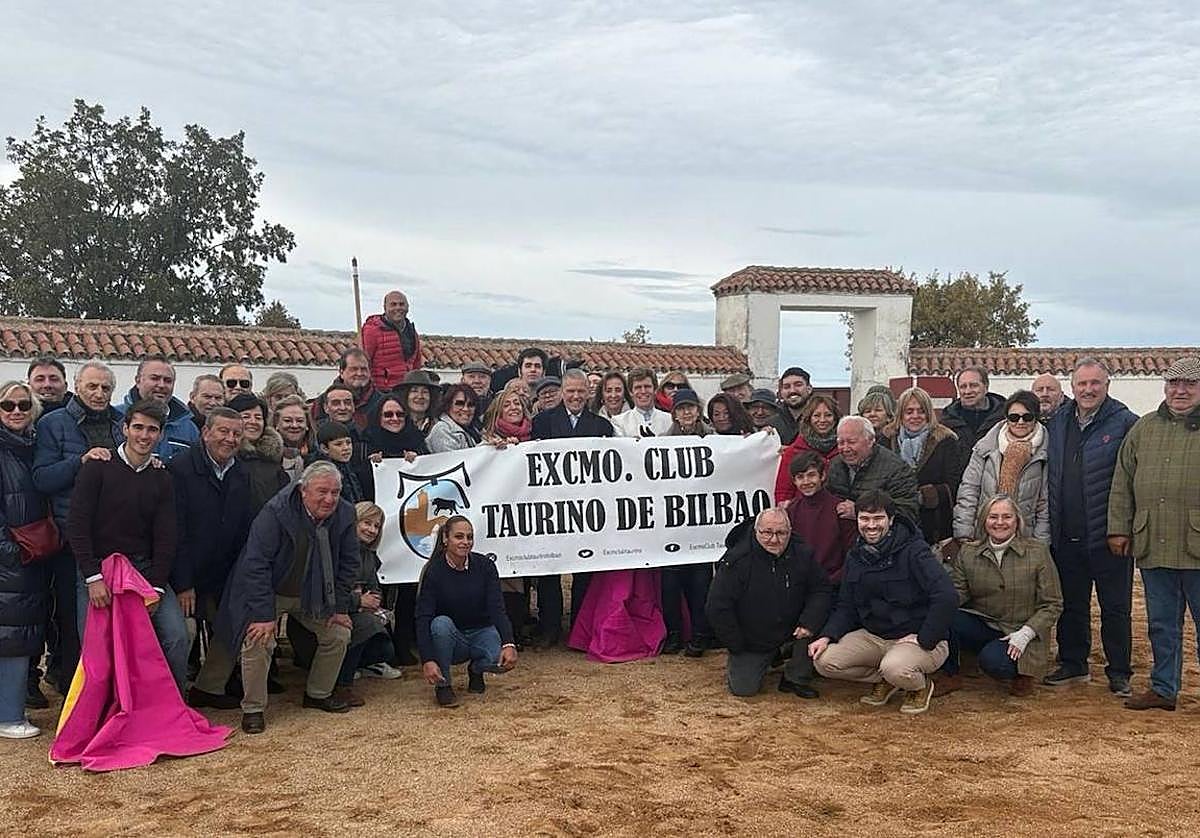 Miembros del Club Taurino de Bilbao, con el concejal Luis Sánchez en el Ayuntamiento.