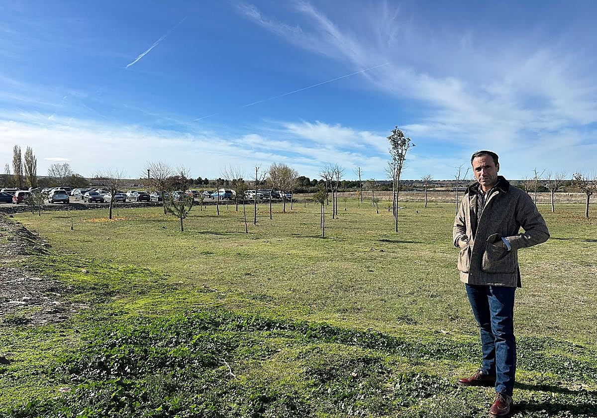 El concejal de Deportes de Villamayor, Salvador Ruano, en la zona deportiva de El Salinar.