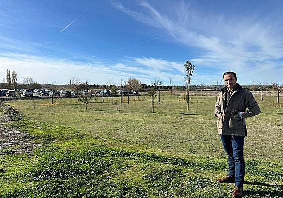 El concejal de Deportes de Villamayor, Salvador Ruano, en la zona deportiva de El Salinar.