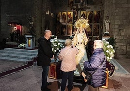 Primer besamanos y ofrenda floral en honor a la Virgen de las Lágrimas