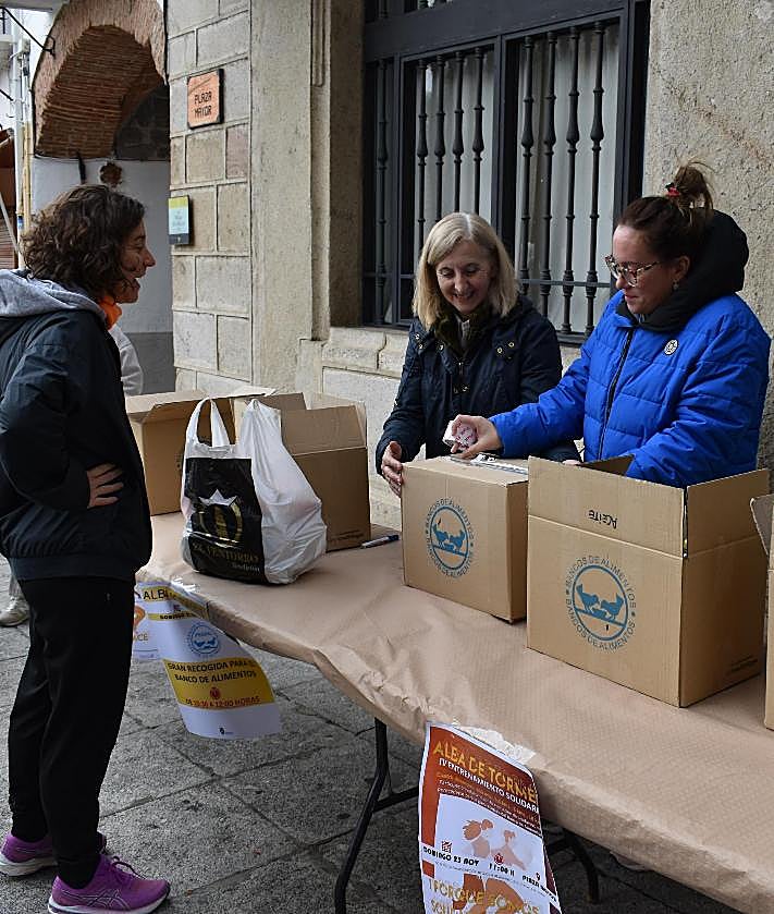 Imagen secundaria 2 - Alba de Tormes recauda 130 kilos de productos para el Banco de Alimentos