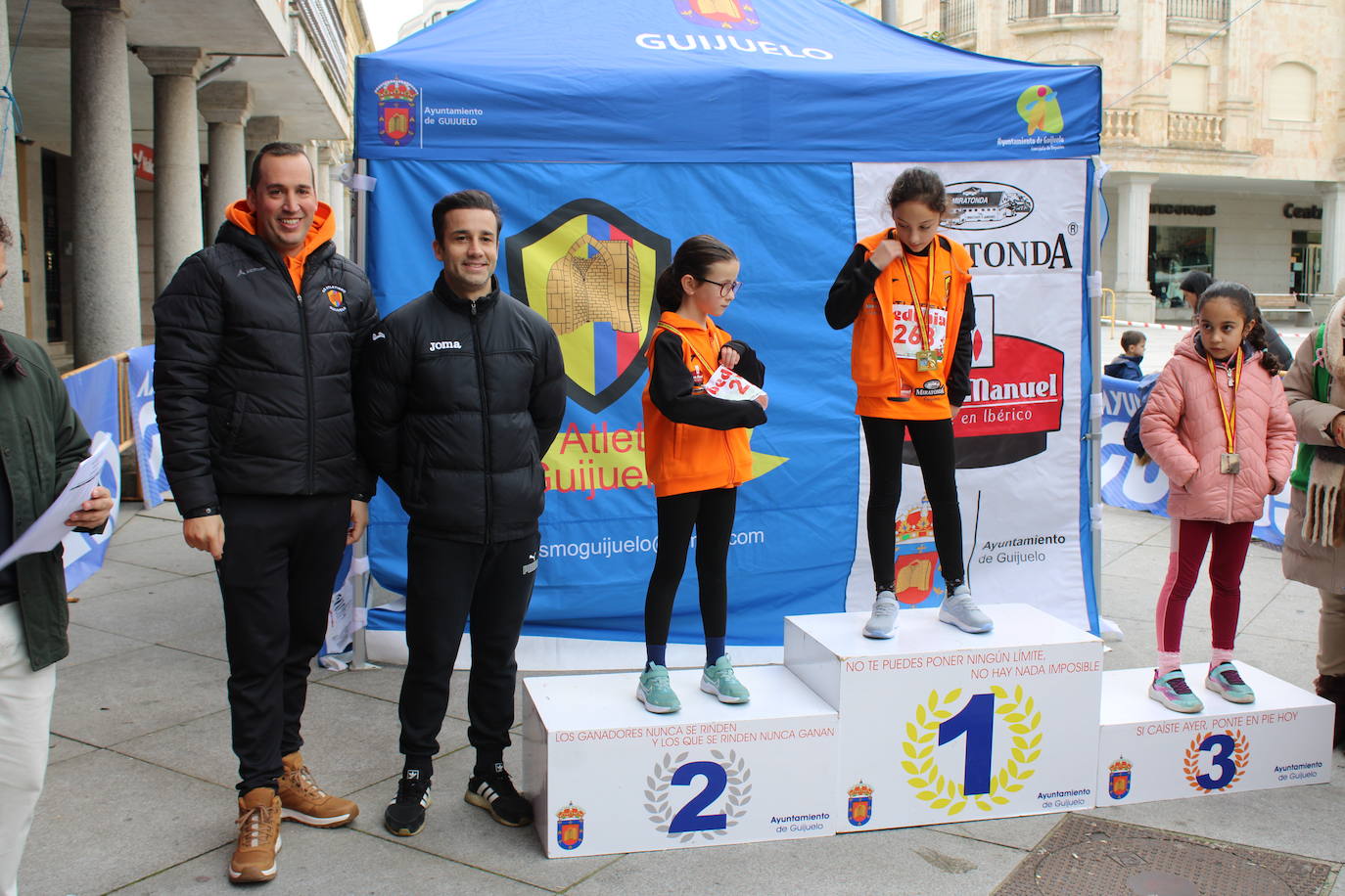 Guijuelo disfruta con su jamón velo más solidario